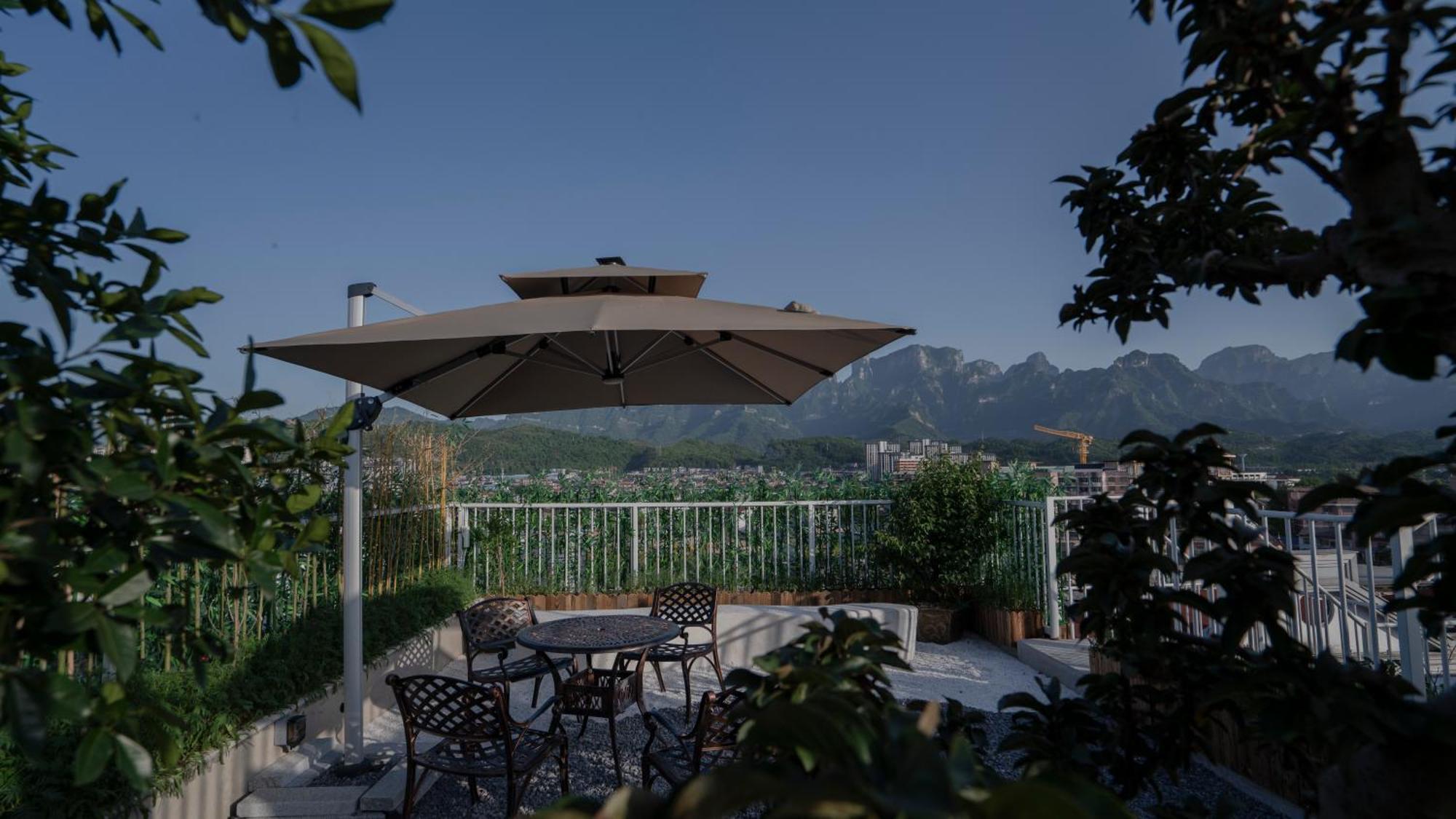 Patio Spring Holiday Inn -- Free Round Trip Pick-Up Service --Panoramic View Of Tianmen Mount Zhangjiajie Exterior foto