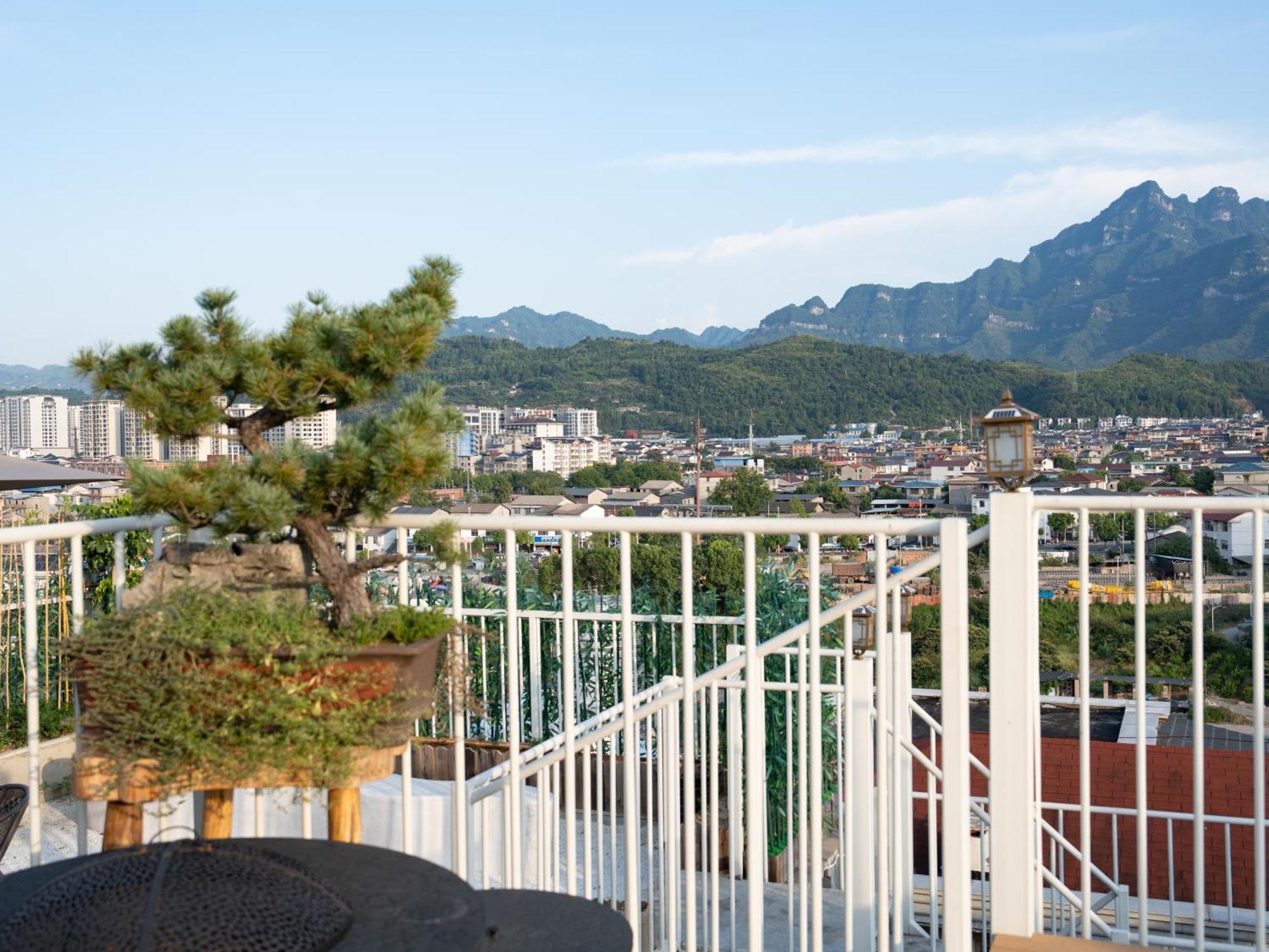Patio Spring Holiday Inn -- Free Round Trip Pick-Up Service --Panoramic View Of Tianmen Mount Zhangjiajie Exterior foto